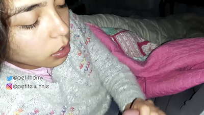 PREHLTNEM VŠETKO NAHROMADENÉ MLIEKO MÔJHO MANŽELA - UKAZUJE JAZYK SO SEMENOM